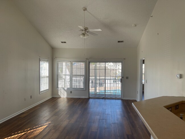 Foto del edificio - 5816 Longwood Dr