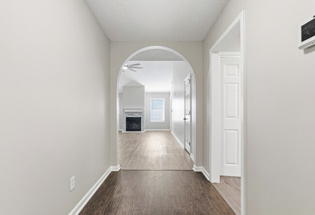 Foto del edificio - 5547 Matt Aaron Ln