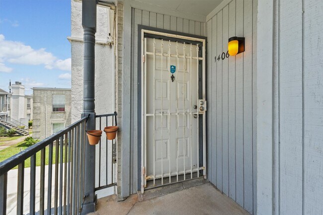 Building Photo - 6606 De Moss Dr