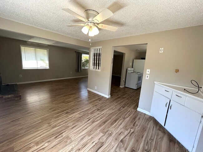 Building Photo - Unique 2 bedroom 1 bath with bonus rooms/l...