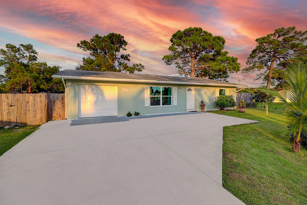 Primary Photo - 777 SE Floresta Dr