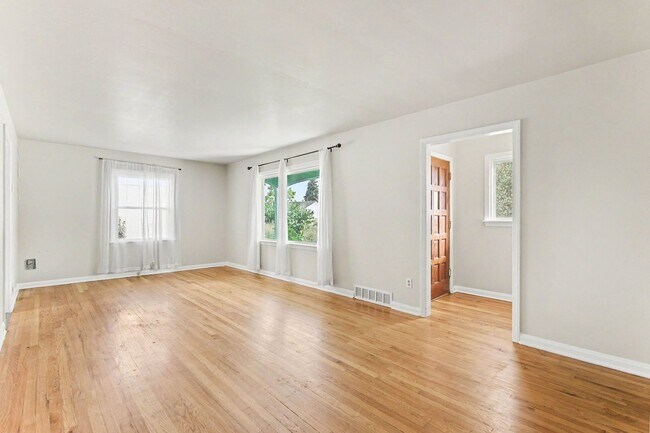 Foto del edificio - Great Home ready now Great Neighborhood!