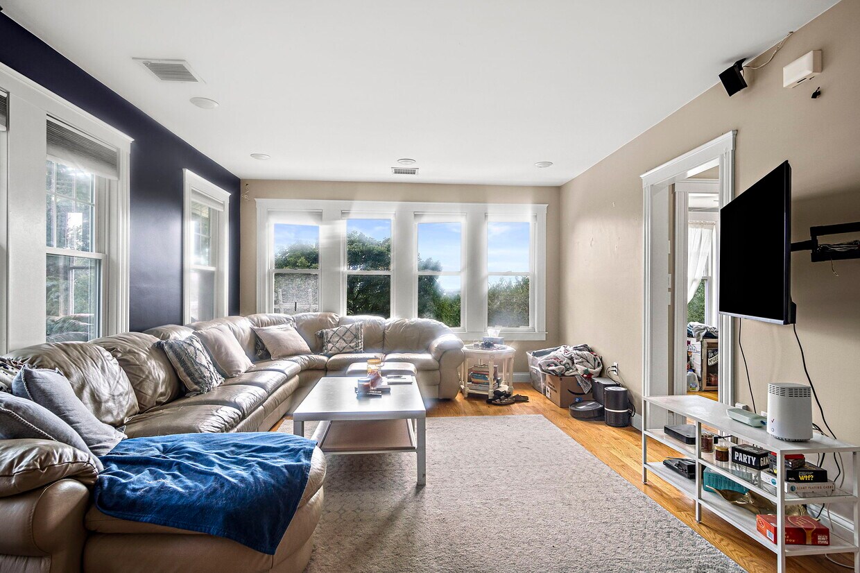 Foto principal - 398 E 8th St
