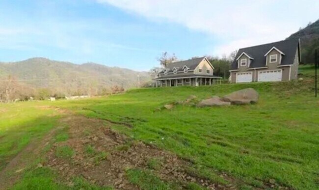 Foto del edificio - Spacious 4BR House in Ahwahnee on private ...