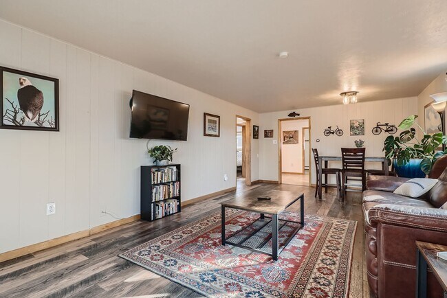 Foto del edificio - AVAILABLE NOW, LARGE YARD AND DETACHED 2 CAR GARAGE, UPDATED FLOORS AND BATH, $0 DEPOSIT OPTIONS!