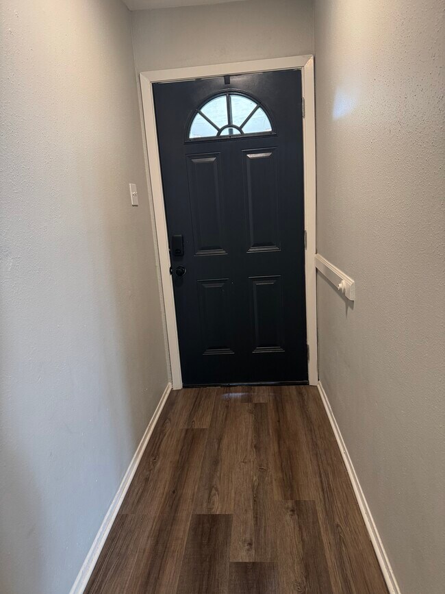 Foto del edificio - 7427 Slippery Elm St