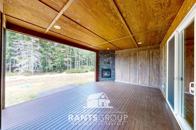 Building Photo - Luxury 4-Bedroom Home with 5-Car Garage & ...
