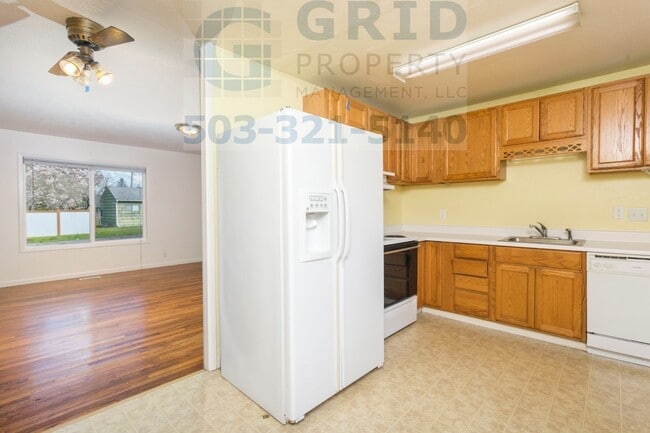 Building Photo - 2 Bedroom Bungalow in Northeast Portland - Huge Backyard!