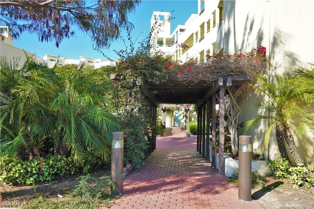 Primary Photo - 2 br, 2 bath Condo - 520 The Village Unit 313
