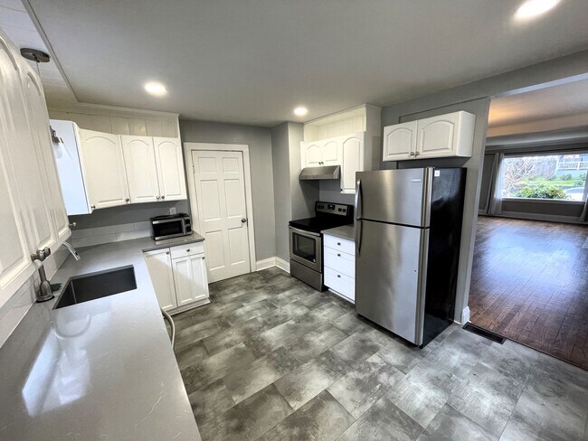 Foto del edificio - Charm and Convenience: Renovated 1928 Home...