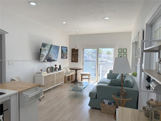 Foto del edificio - 8401 Crespi Blvd