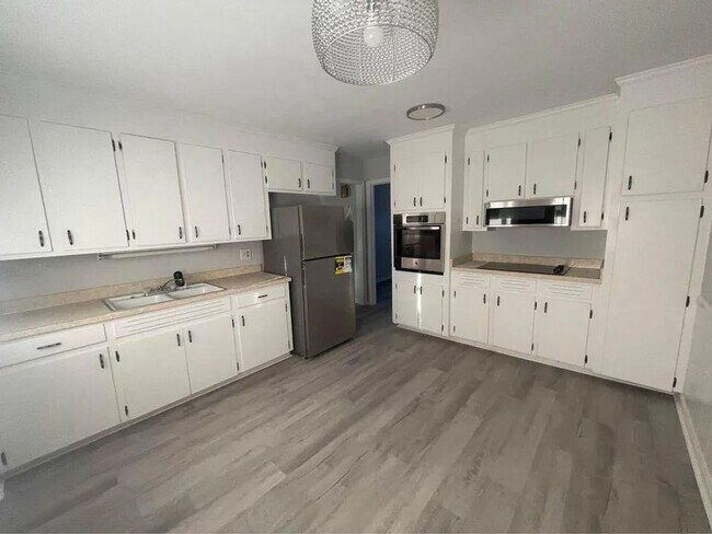 Foto del edificio - Comfortable & Convenient Living in the Heart of West Columbia