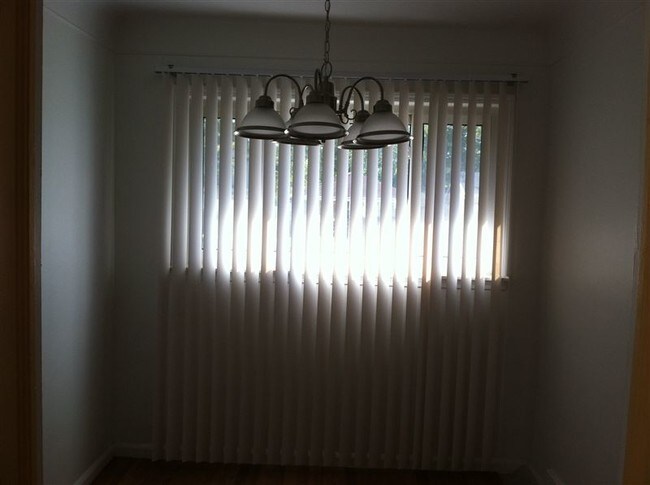 Foto del edificio - 3 br, 1.5 bath House - 19950 Burt Rd