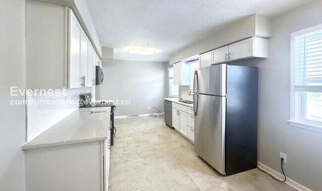 Building Photo - 3 Bed/2 Bath Home with Garage / Pet-Friendly / Vouchers Accepted / Available Now!