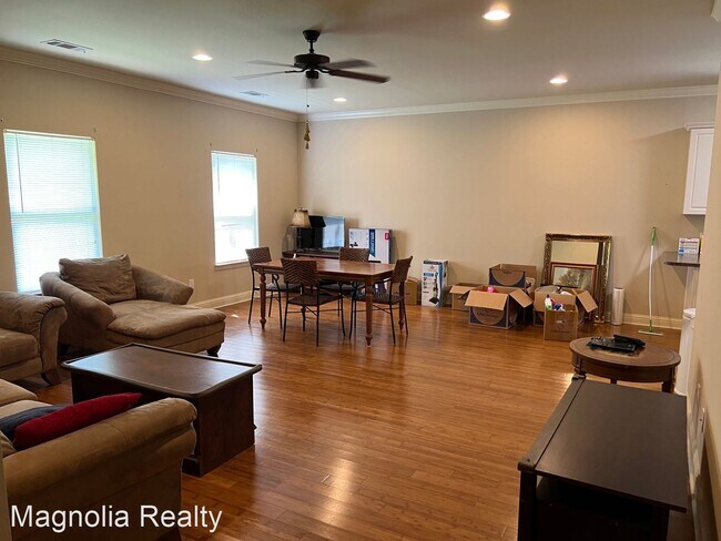 Building Photo - 3 br, 2 bath House - 627 N. Donahue