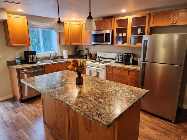 Building Photo - Charming 2 Bedroom 1 Bathroom Lower Unit D...