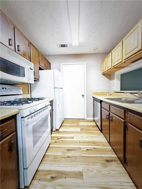Building Photo - 2887 Lakemont Dr SW