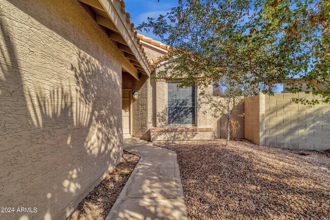 Building Photo - 4110 E Woodland Dr
