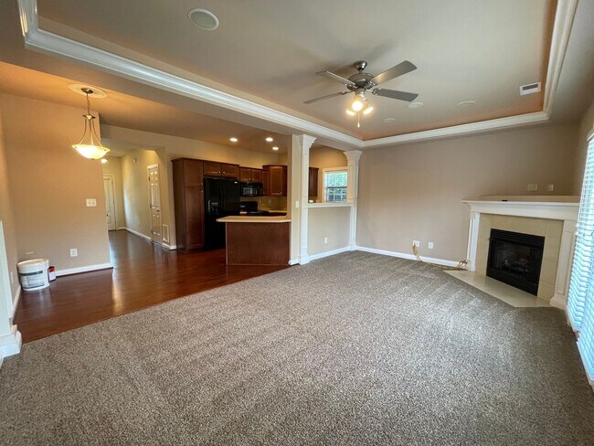 Foto del edificio - **COMING SOON** NICE 3 BR, 2.5 Bath Townhouse! New Paint & Carpet, Attached Garage, All Electric;