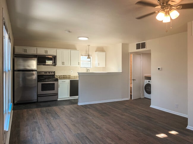 Building Photo - 4926 Reiger Ave