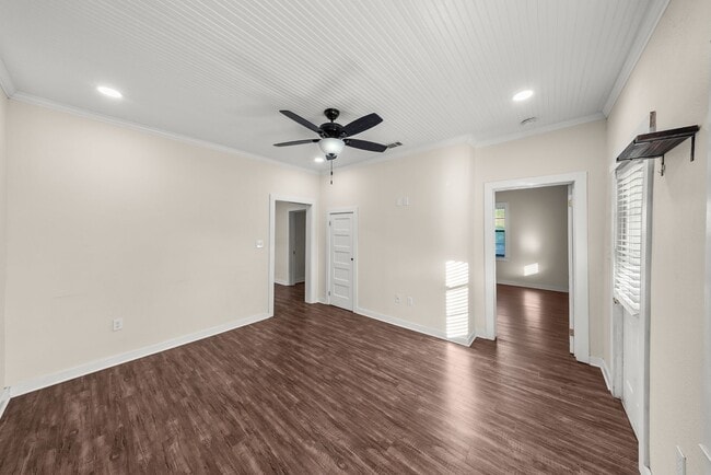 Building Photo - 2 Bedroom House near the Levee in Port Allen  Super cute with a fenced in yard