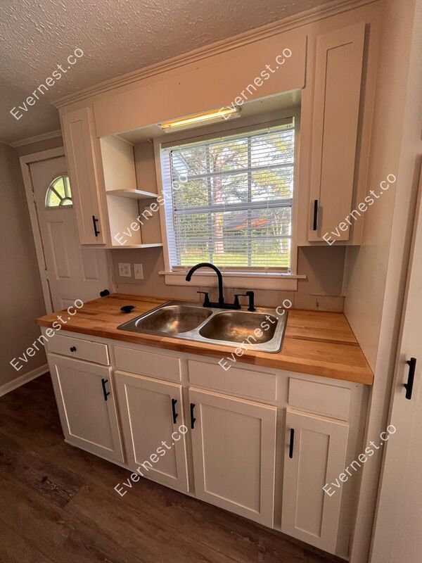 Building Photo - 1213 Deeb St