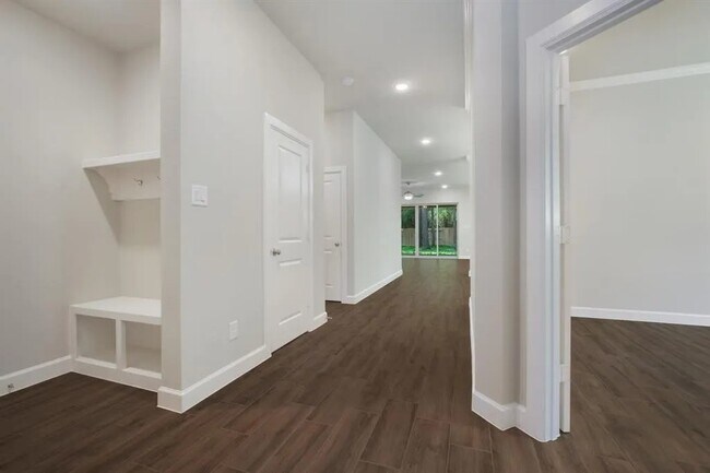Foto del edificio - 347 Skyline Ridge Dr