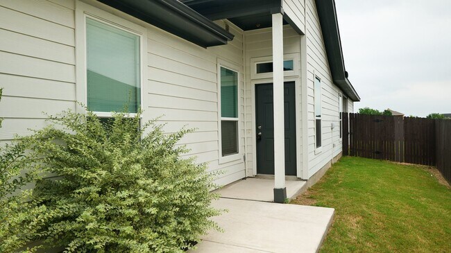 Building Photo - Stunning 3x2 Luxury Duplex in Buda, TX!