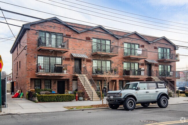 Building Photo - 366 Avenue Y