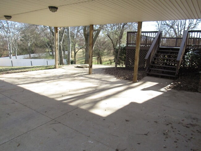 Building Photo - Renovated Lakeside Park area home with fen...