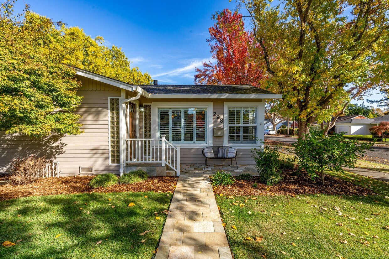 Foto principal - Charming 3 Bedroom 2 Bath Home in Old Town...