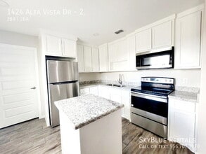 Building Photo - 1424 Alta Vista Dr