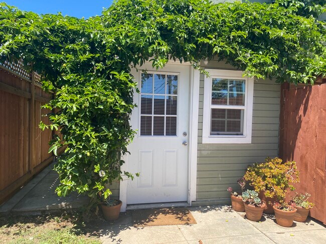Private main entrance - 5470 S Victoria Ave