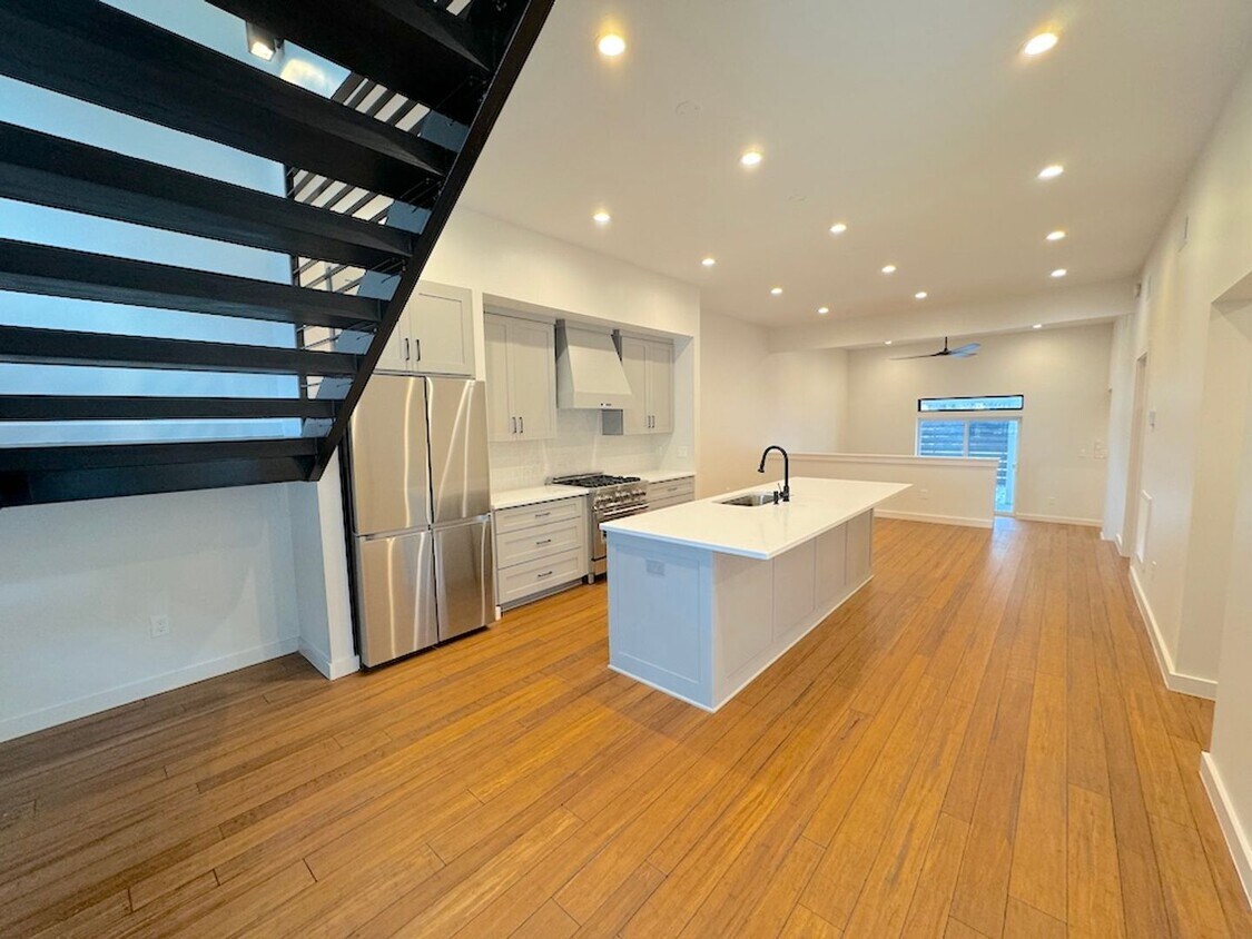 Foto principal - 3 BED | 2.5 BATH | MODERN | PRIVATE PARKING