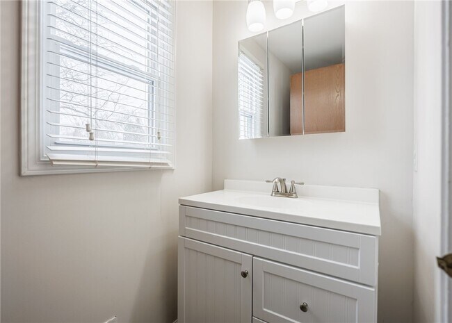 Building Photo - 16 Sanders Farm Dr