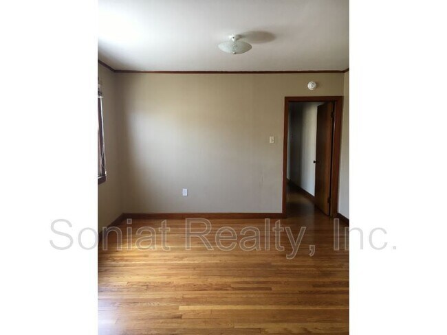 Building Photo - 122 N Bernadotte St