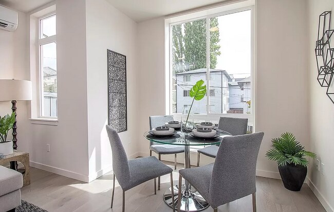 Amplia sala de estar y ventanas - 6725 Mary Ave NW