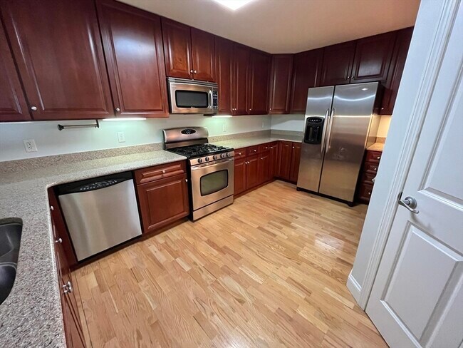 Foto del edificio - 320 Rindge Ave