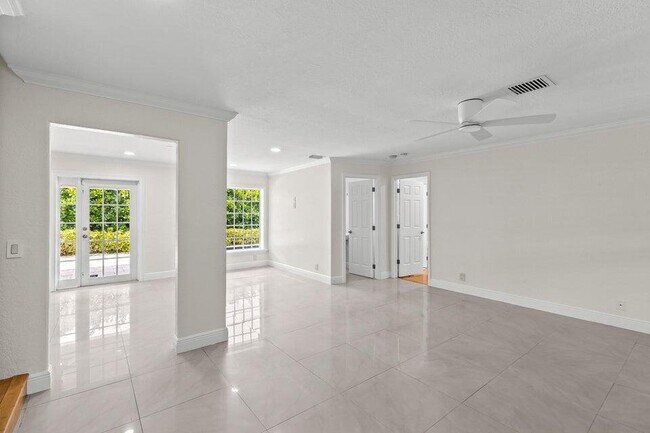 Building Photo - 4610 Pine Tree Dr