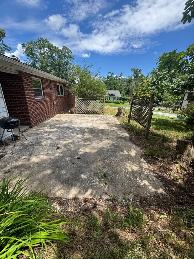 Building Photo - 707 Rhodes Park Dr