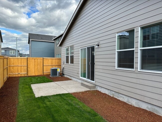 Building Photo - Newer single level 3-bedroom 2 bath house in Springfield!
