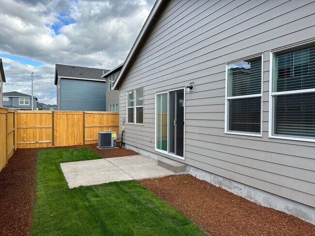 Foto del edificio - Newer single level 3-bedroom 2 bath house in Springfield!