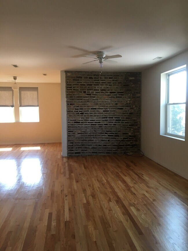 Foto del edificio - 1538 N Western Ave