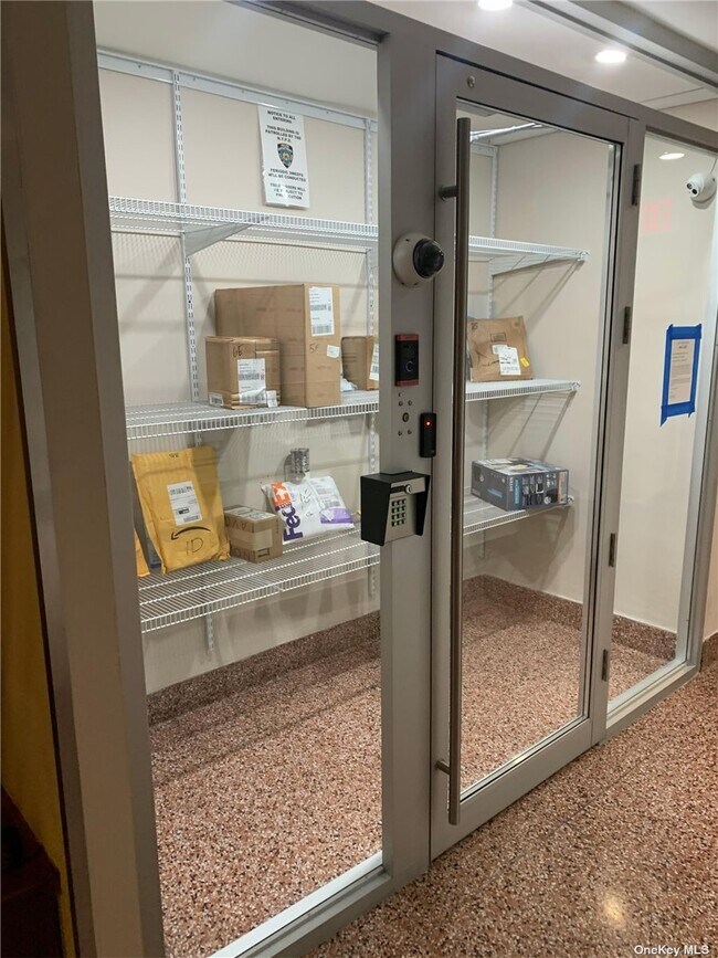 Foto del edificio - 37-30 83rd St