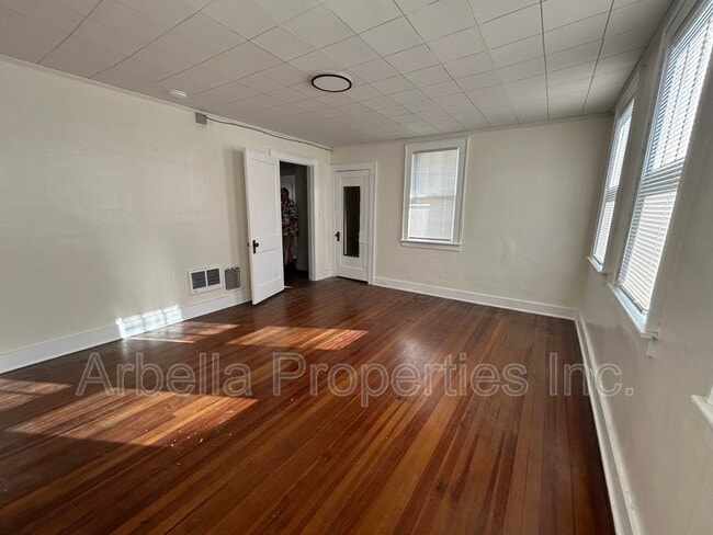 Building Photo - 610 E Unaka Ave