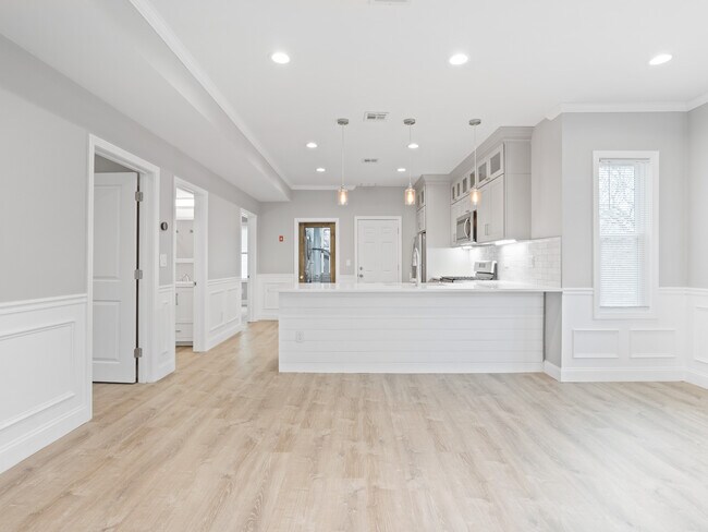 Foto del edificio - 698 Chalkstone Ave
