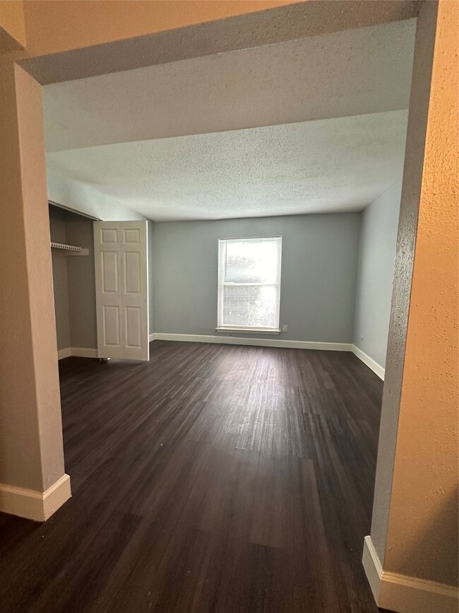 Building Photo - 5625 Antoine Dr