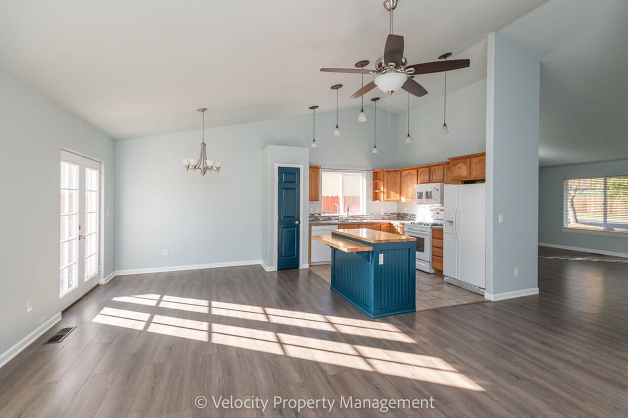 Foto principal - Light & Bright Single Level Home!