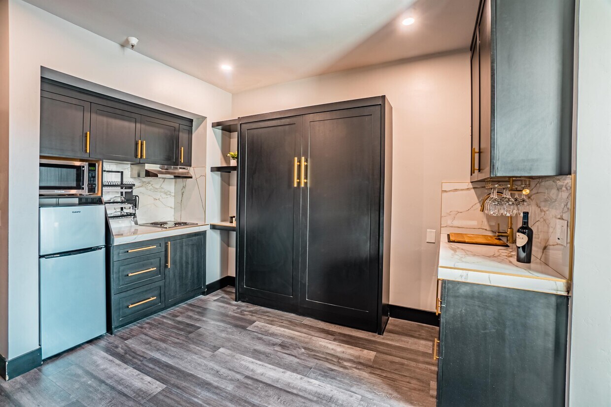 Foto principal - 421 E St