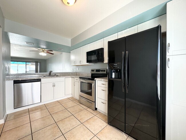 Foto del edificio - AVAILABLE NOW!!! Charming 2 Bedroom/ 2 Bat...